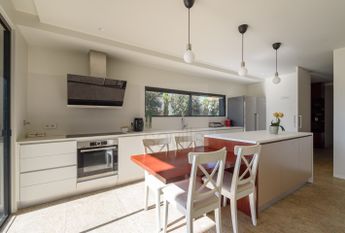 Moradia V5 em Senhora da Hora com jardim e piscina