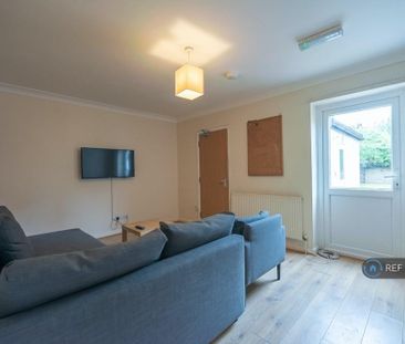 5 bedroom end of terrace house to rent - Photo 3