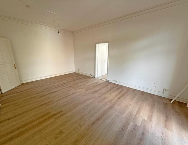 Ideal für Familien und WGs: Schöne Altbauwohnung mit großzügiger Raumaufteilung und zwei Balkonen - Photo 1