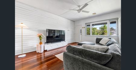 Stylish Family Living in the Heart of Morningside - Lawn & Pool Maintenance Included! - Photo 3
