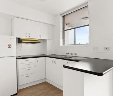 Studio Aparmtent in the Heart of Bondi! - Photo 2