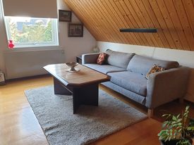 LUGNT LÄGE. Möblerat rum i villa till kvinnlig student - Photo 1