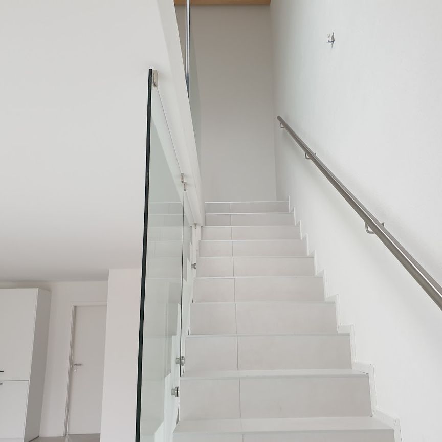 Superbe appartement de 4,5 pièces en duplex au 1er étage avec grand balcon situé au centre du village dans un quartier calme - Photo 1