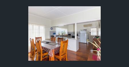 FURNISHED HIGH SET, OLDER STYLE ORIGINAL QUEENSLANDER - $750 PER WEEK - AVAILABLE NOW - Photo 2