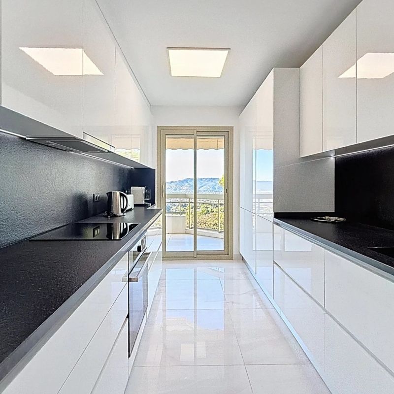 Superbe appartement de 4 pièces rénové avec vue mer - Photo 1