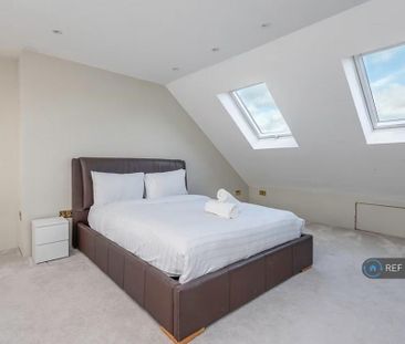 4 bedroom semi-detached house to rent - Photo 5