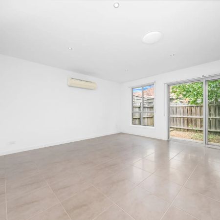 Spacious Two Bedroom Unit! - Photo 2