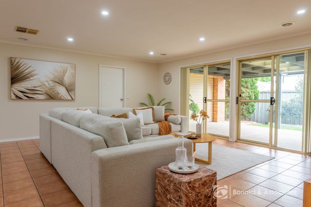 STYLISH FAMILY LIVING MINUTES FROM EVERYTHING! - Photo 1