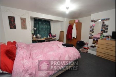 3 Bedroom Flat, Hyde Park, Leeds - Photo 3