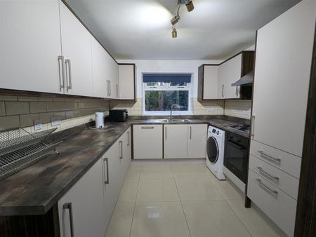 Room in a Shared House, Beeston Road, NG7 - Photo 2