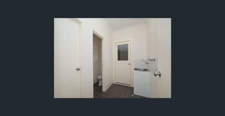 Quiet Two Storey Townhouse Retreat - Photo 4