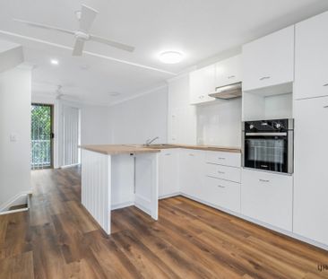 Tri-Level Townhouse - Prime Position! - Photo 4