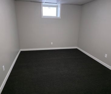 1352 CONNAUGHT 3 BEDROOM - Photo 1