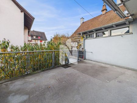 Helle und grosszügige 5.5-Zimmer-Wohnung am Löwenkreisel mit Balkon, Waschturm und 2 Badezimmern - Photo 4