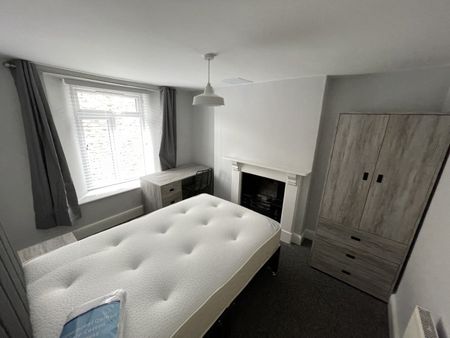 4 Bed Terraced House, Worrall Road, BS8 - Photo 2