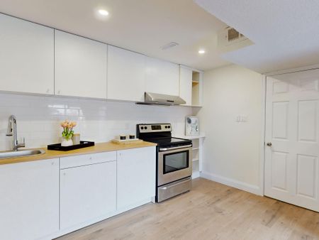 For Lease - 47 Lowe Boulevard, Newmarket, Ontario - Photo 4