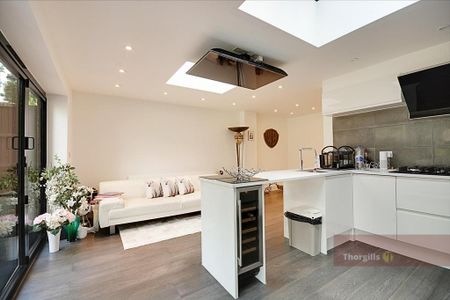 3 bedroom flat to rent - Photo 2