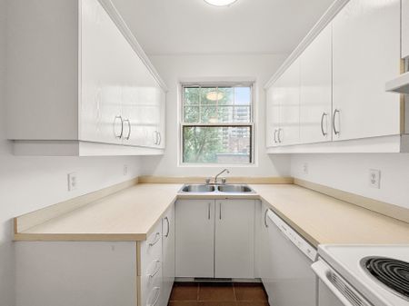 1540 Av. Summerhill #307 - Photo 3