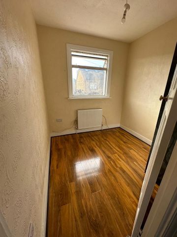 4 bedroom semi-detached house to rent - Photo 5