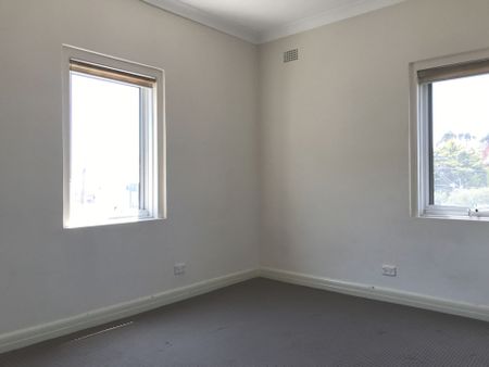 Top Floor&comma; Bright & Sunny One Double Bedroom Apartment - Photo 5