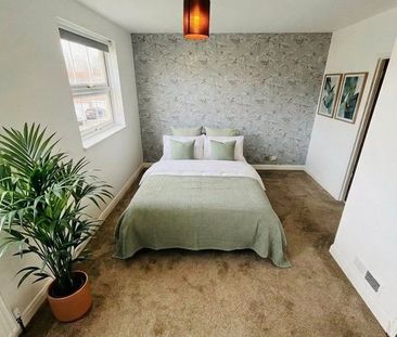 Room in a Shared House, Leeward Gardens, SW19 - Photo 2