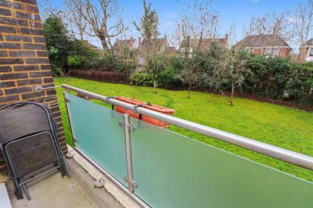 Red Road, Borehamwood - Photo 3