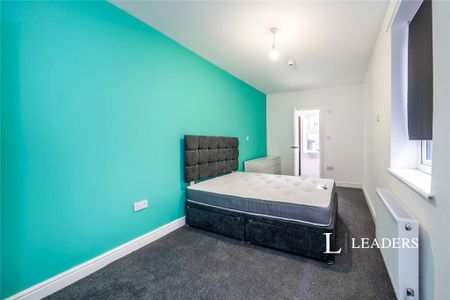 1 bedroom in a house share to rent - Photo 2