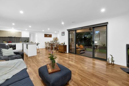 24 Whitehaven Street Berwick VIC - Photo 3