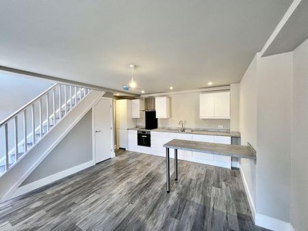 2 bedroom mews to rent - Photo 3