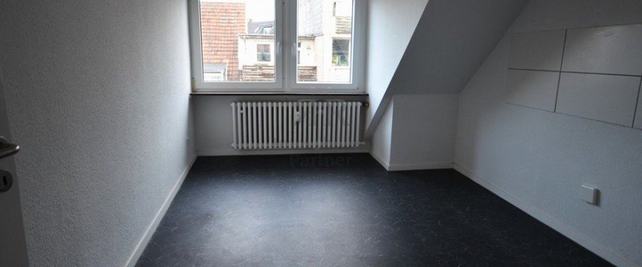 Sportliche Mieter für die 4. Etage gesucht! Gut geschnittene DG-Wohnung in Krefeld-City. - Foto 1