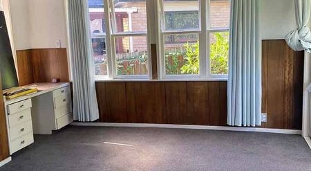 4 Bedroom House With Ample Parking Space - Photo 2