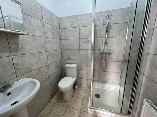 Studio flat with seperate kitchen -Ilford Station -£1150 Inclusive bills - Photo 1