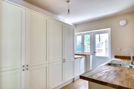 4 bedroom detached house to rent - Photo 2