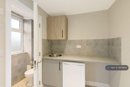 Studio to rent - Photo 3