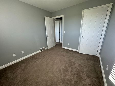 Stunning 3 Bedroom Duplex w/ Garage in Sylvan Lake! - Photo 3