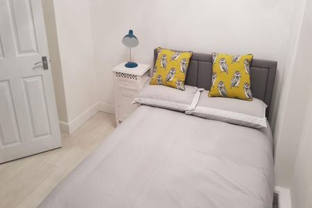 1 bedroom in a flat share to rent - Photo 2