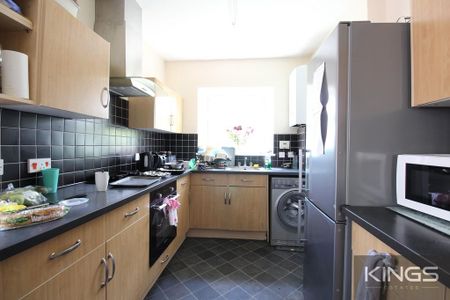 4 bedroom semi-detached house to rent - Photo 5