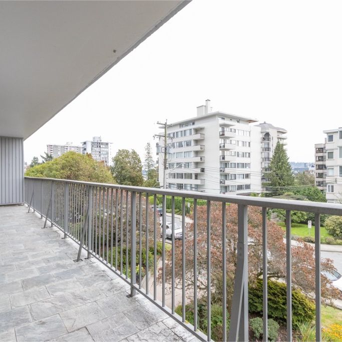 301-1745 Esquimalt Avenue, West Vancouver - Photo 1