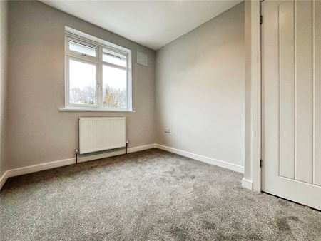 Warwick Avenue, Egham, Surrey, TW20 8LS - Photo 2