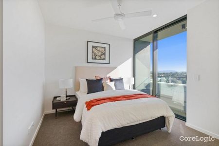 Modern 2-Bedroom Apartment with stunning Broadwater Views - Photo 4