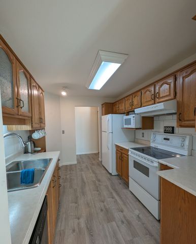 Spacious 2 bed/2 bath Downtown Kelowna - Photo 4