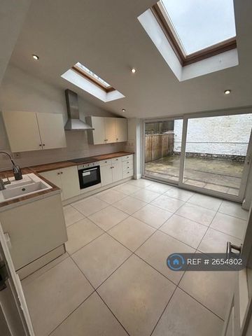 3 bedroom terraced house to rent - Photo 5