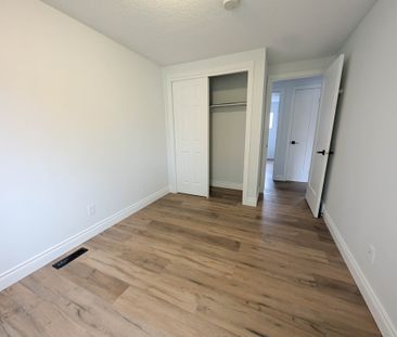 Cozy 5 Bedroom Townhouse in Thorold! - Photo 2