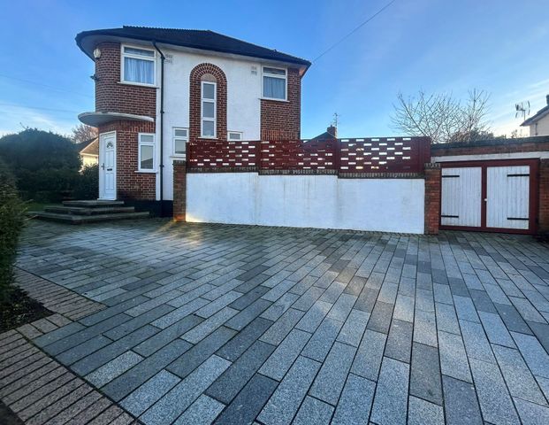 Spacious 5 Bedroom- Round green - LU2 - Photo 1