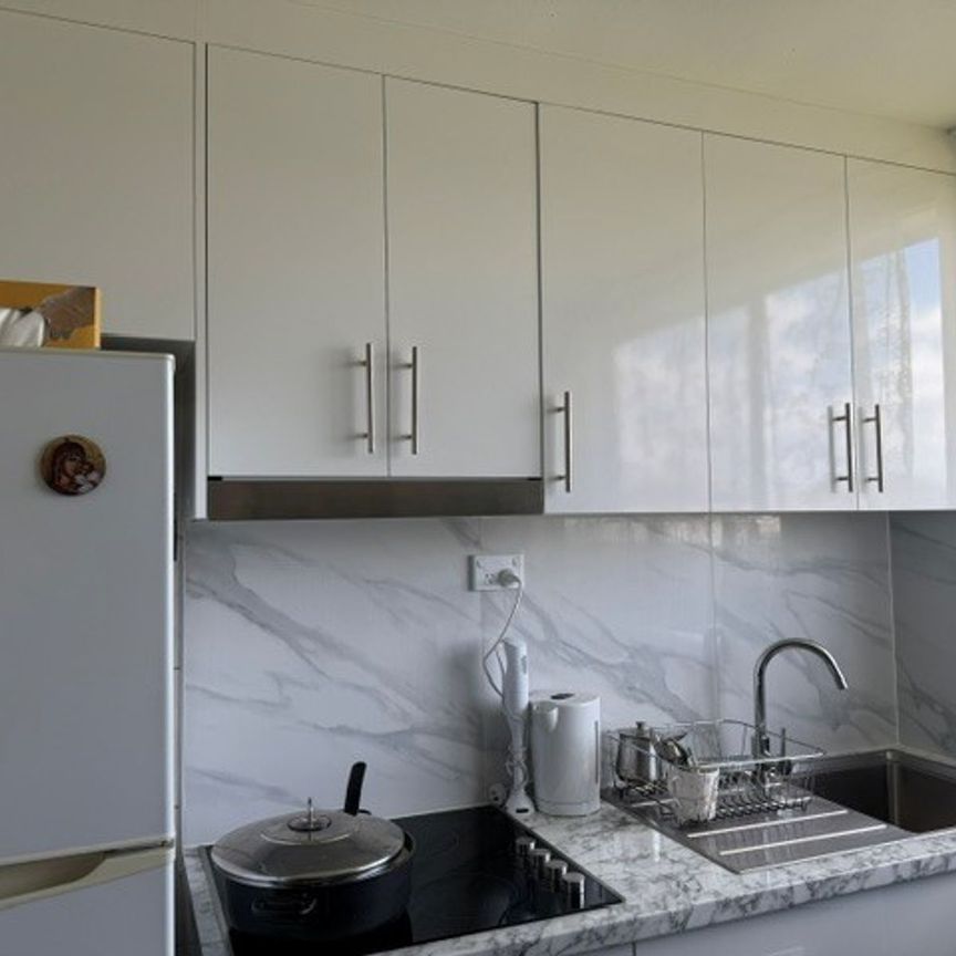 Cosy & Convenient 1-Bedroom Half House- Includes Water! - Photo 1