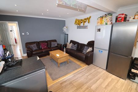 5 Bed Semi-Detached House, Sirdar Road, SO17 - Photo 4