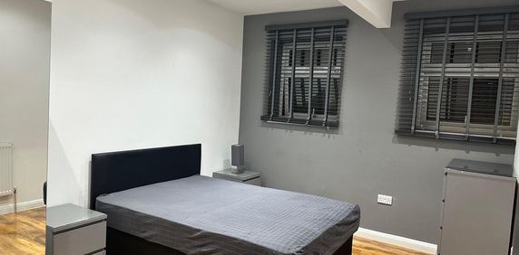 1 bedroom in a house share to rent - Photo 2