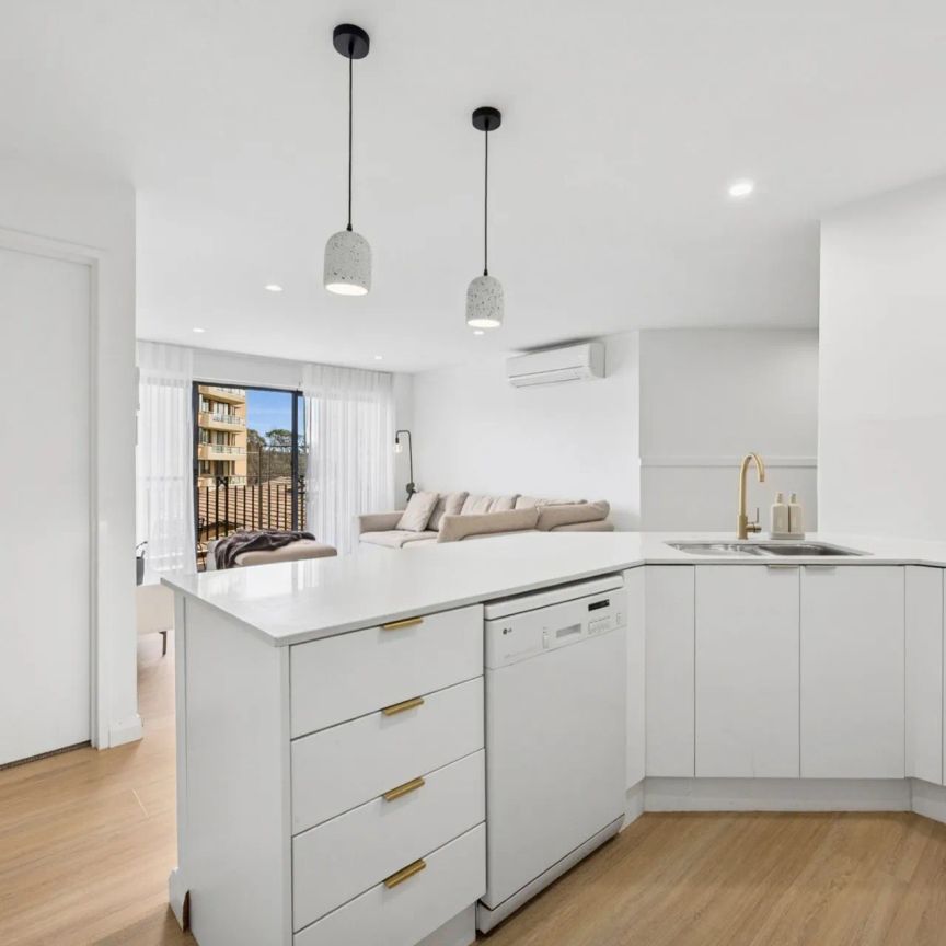 Stylish 3 Bedroom Apartment in the Heart of Kingston - Photo 1