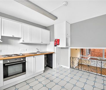Newly redecorated three bedtoom triplex on second/lower and upper t... - Photo 2