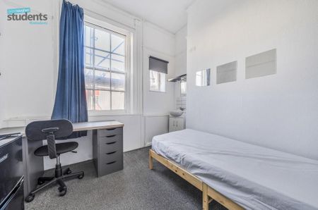 1 bedroom in a house share to rent - Photo 2